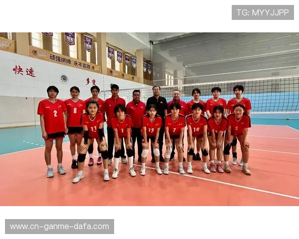 女排教练带领团队奋勇拼搏探索胜利之路 展现战术智慧与领导魅力